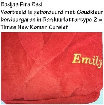 Naam borduren bij LogoBorduurstudio In Barneveld op rode badjas