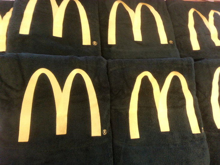 Logo Mc Donalds borduren op donkergroene strandlakens