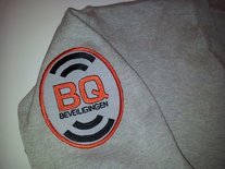 LOGO, NAAM of TEKST BORDUREN OP KLEDING
