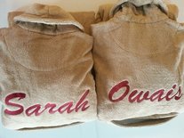 Badjas + Naam GROOT op de RUG borduren €49,--