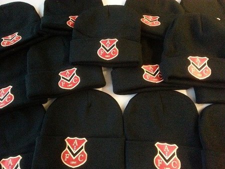  Mutsen/Beanies met logo of tekst borduren aanbieding